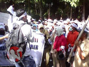 Ratusan Guru dan Tnaga Kesehatan yang terhimpun dalam FHK2 Lombok Timur berunjuk rasa menuntut pemerintah menerbitkan NIP bagi mereka.  (Photo : Lia Kusuma)