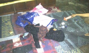 botol air mineral dan botol air accu serta racun tikus, di perkirakan minuman IG sebelum melanjutkan bunuh diri dengan gantung diiri di pintu