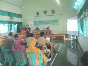 Kasi Pidsus Fedy Hantyo N SH pada  sosialisasi peraturan perundang-undangan jasa kontruksi dan peraturan lainnya kepada pengguna jasa kontruksi di Kabupaten Lombok Timur.(Rabu,29/04/2015)i