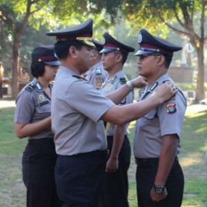 Kapolres Lombok Timur AKBP Heri Prihanto S.Ik saat menyematkan pangkat  baru bagi anggotanya yang mendapat kenaikan pangkat personel Polres lombok Timur