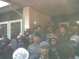 Pedagang Pasar ketika di sambut oleh Wakil rakyat di Kebon Raja alias gedung dewan