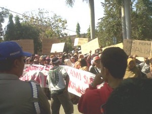 Pedagang pasar Masbagik ketika adakan aksi di depan Pendopo Bupati H Moh Ali BD