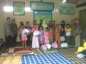 Pemberian santunan oleh LKS Jihadul Ihsan kepada anak cacat dan terlantar