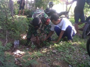 Babinsa Desa Sakra Lalu Mustamin  saat melakukan penanaman pohon dengan ketua Pemuda