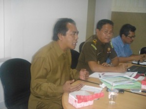 Kepala Kesbangpoldagri NTB Drs. Lalu Bayu Windya M, M.Si,  bersama mitra dalam sebuah kegiatan