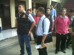 Asisten II Pemkab Lotim ketika ditahan sebagai tersangka, Kamis 