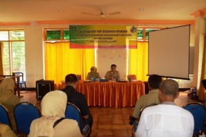 Asissten II Kab Bima sedang memmbuka acara Bimtek