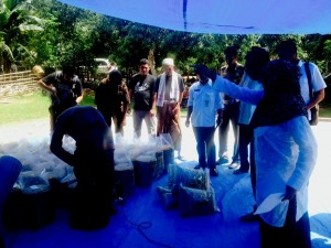Wawali ketika memeriksa hasil pebibitan yang dihasilkan kelompok Tani Kawinda