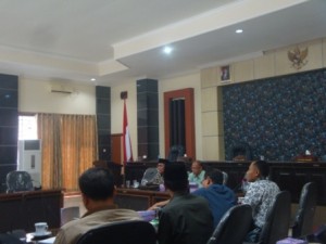 RAPAT DENGAR PENDAPAT ANTARA EKSEKUTIF DAN LEGISLATIF SELASA LALU MEMBAHAS SALAH SATU TERKAIT MASA JABATAN PEJABAT ESELON II YANG BEBERAPA DIANTARANYA TELAH HABIS MASANYA.