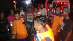 foto Jenazah ketika dibawa kerumah duka