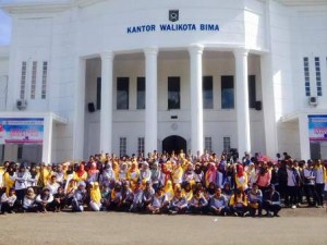 Foto bersama, Asisten I bersama Mahasiswa KKN STKIP Bima