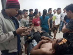 Korban pengeroyokan Munandar ketika  dibawa ke Puskesmas Sukeraja