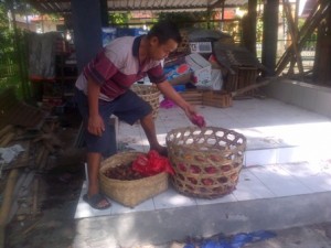 Pedagang buah di Taman Kota Selong