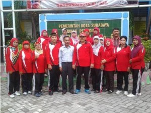 Kepala Sekolah SDN 02 Dompu foto bersama staf dan para guru