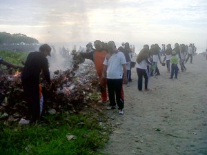 Suasana saat masyarakat membersihkan Pantai Labuhan Haji
