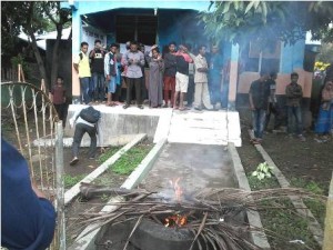 Massa Desa Karamabura saat menyegel kantor desa dan membakar ban bekas di depan  kantor desa.