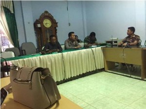 Anggota DPRD Dompu saat di mintai pendapatnya masalah permintaan pengamanan Gapoktan