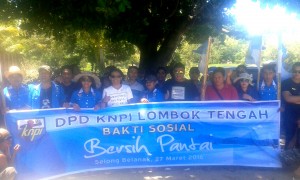 DPD KNPI Loteng sesaat sebelum melakukan aksi bakti aksosial bersih pantai Selong Belan 