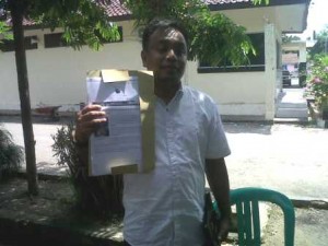 Ketua Pemuda/KNPI Lombok Timur Taufik Hidayat sesaat setelah melapor ke Polres Lombok Timur