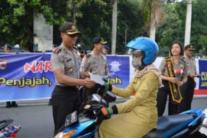 Kapolres Lotim AKBP Karsiman SIK saat membagikan selebaran anti narkoba kepada pengguna jalan di depan Taman Kota Selong