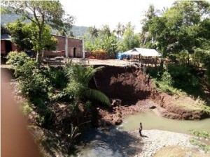 Longsor yang disebakan air Sungai meluap