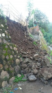 Talut ambrol yang mengakibatkan tanah longsor di pemukiman warga