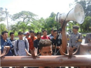 Massa peserta Aksi Unjuk Rasa di depan PTUN Mataram