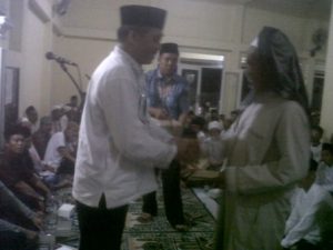 Sekda Lombok Timur saat menyerahkan sumbangan