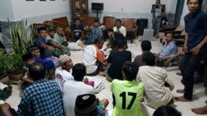 masyarakat dirumah Daeng Paelori SE saat pembagian cangkul