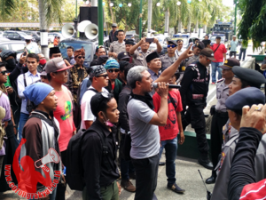 Aksi Demo Masyarakat KLU di depan Kantor Kemenag