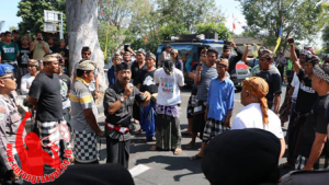 Aksi solidaritas di depan Markas Polisi Daerah (Mapolda) NTB