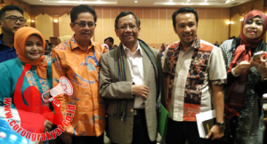 Foto Bersama Prof. Dr. Mahfud,MD dengan Alumni HMI di Mataram