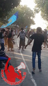 Pemuda melaksanakan ritual Perang Timbung.     